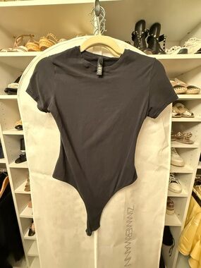 Skimms Black Short-Sleeve bodysuitTee- Size medium